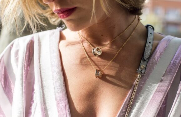 Tips to Pull Off an Incredible Look with Minimal Jewelry