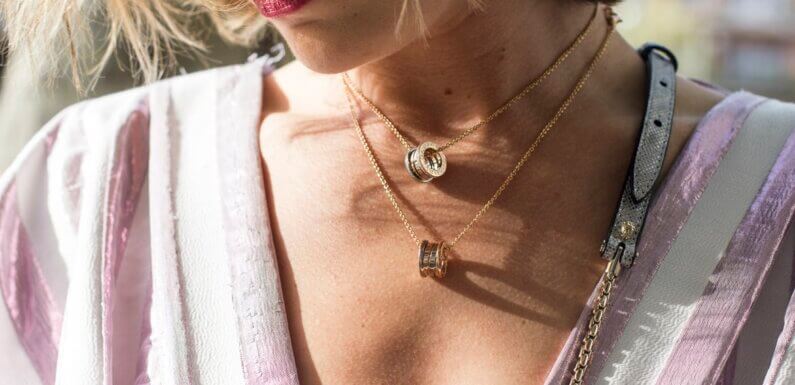 Tips to Pull Off an Incredible Look with Minimal Jewelry