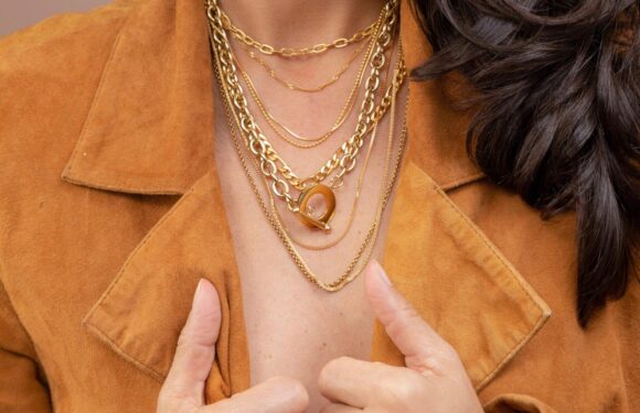 Tips to Pull Off an Incredible Look with Minimal Jewelry